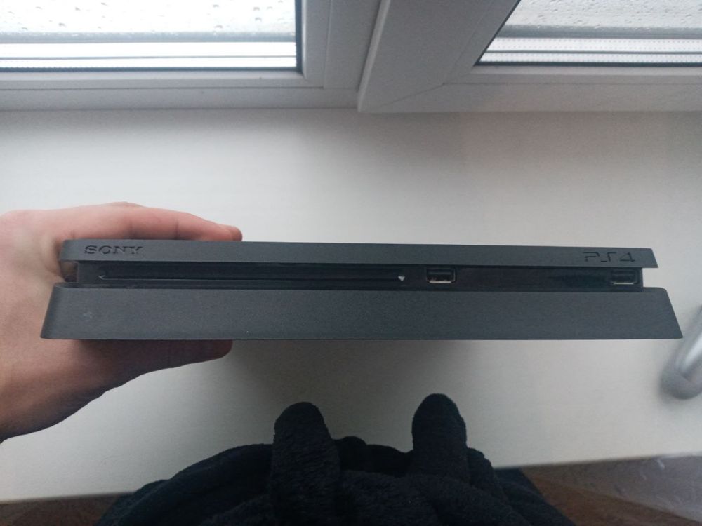 Продам Sony Playstation 4 slim 1TB