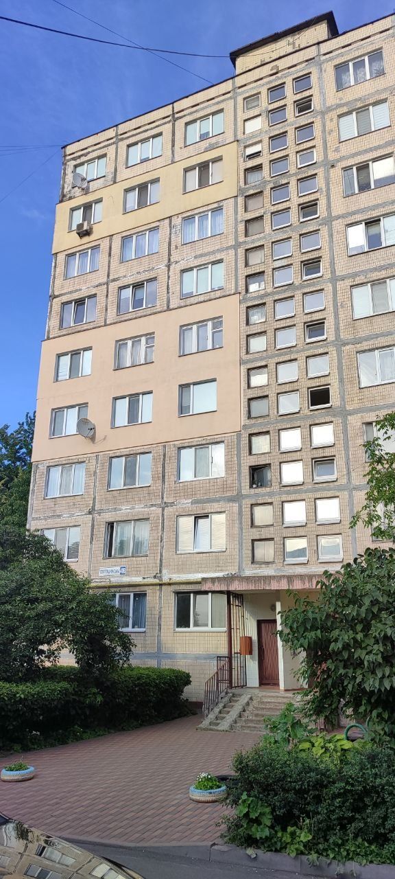 Продам трикімнатну квартиру в центрі Вишневого