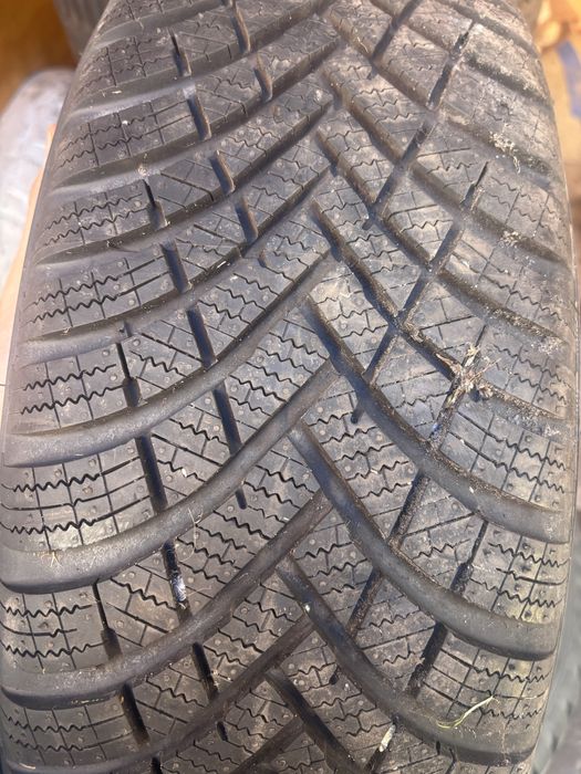 Dwie opony zimowe Hankook 215/65/16