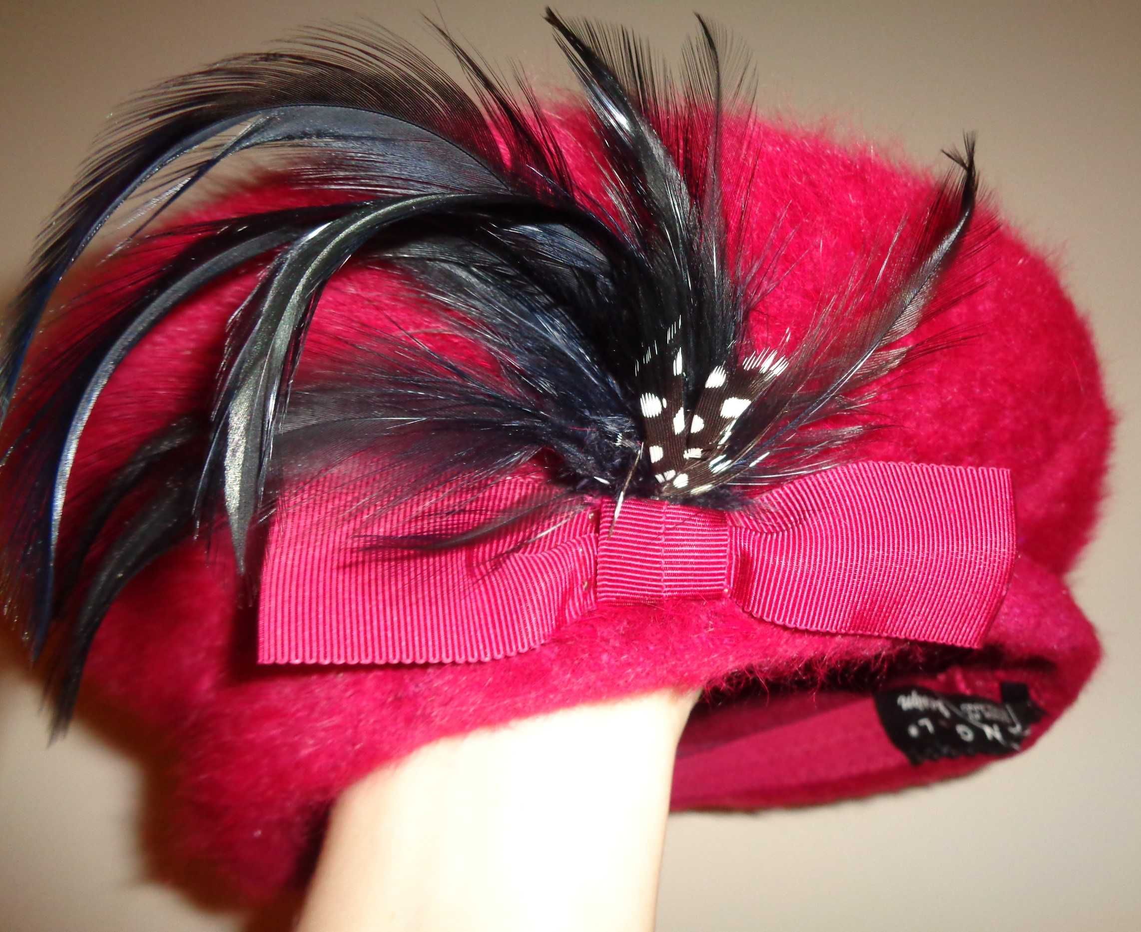 KANGOL Design England elegancki beret czapka piórami fascynator fuksja