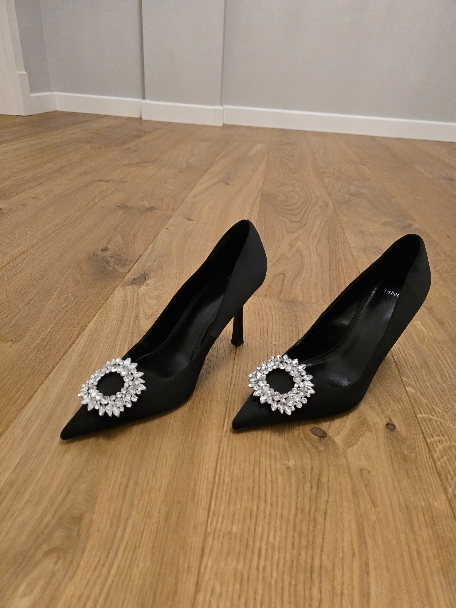 Buty na obcasie z biżuteryjną ozdobą
