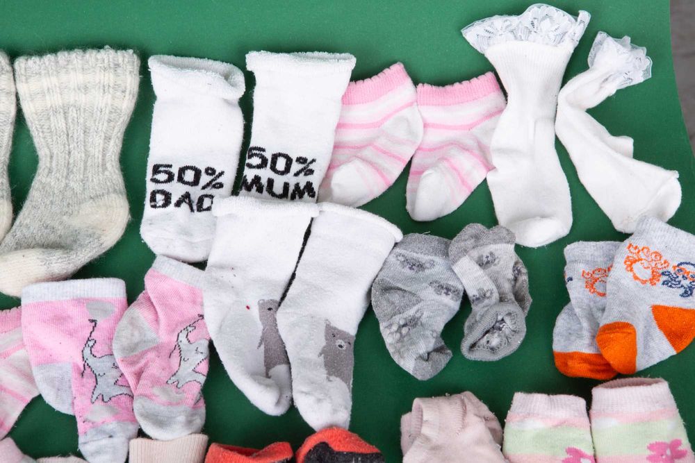 33 pary małych skarpetek dla niemowląt