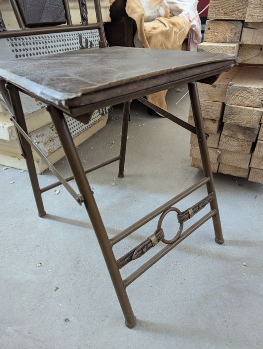 Stylowe krzesło metalowe z elementami skórzanymi