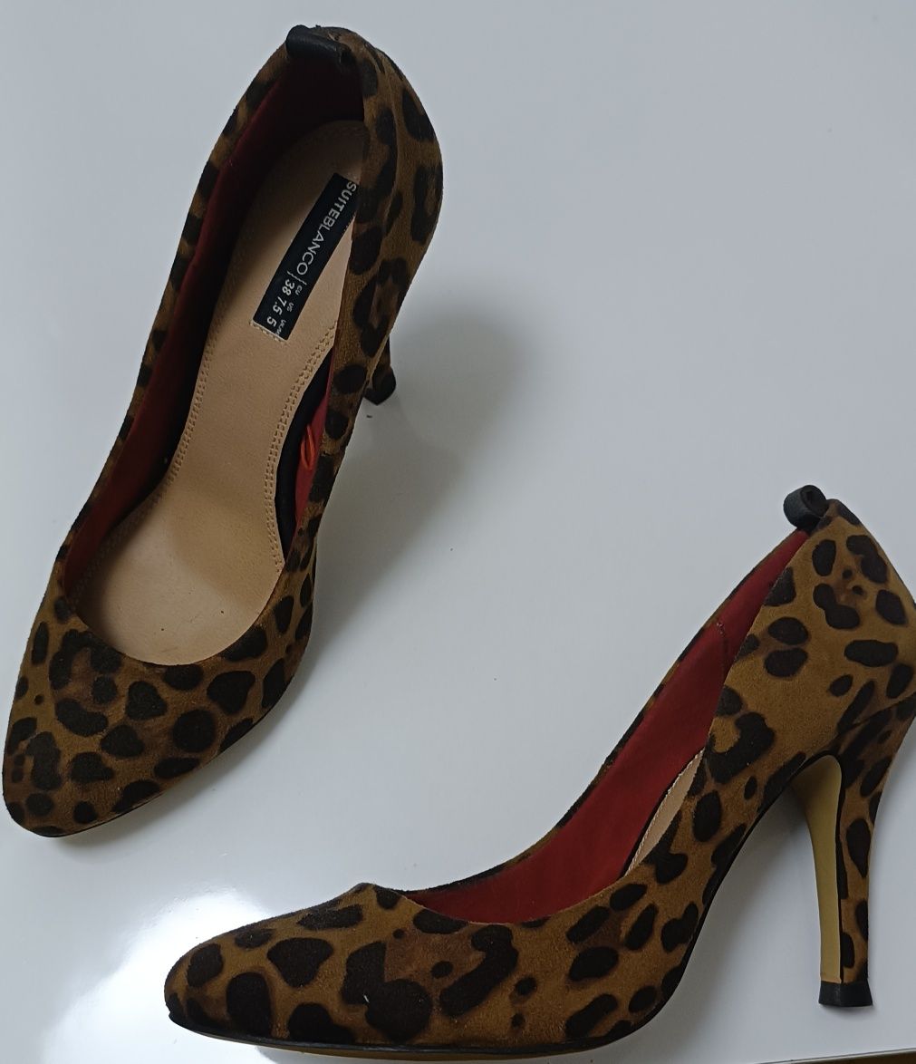 Sapatos de senhora n°38 animal print,praticamente novos calcei uma vez