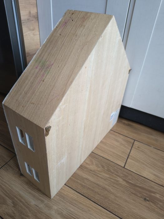 Drewniany mały domek dla laleczek, małych maskotek