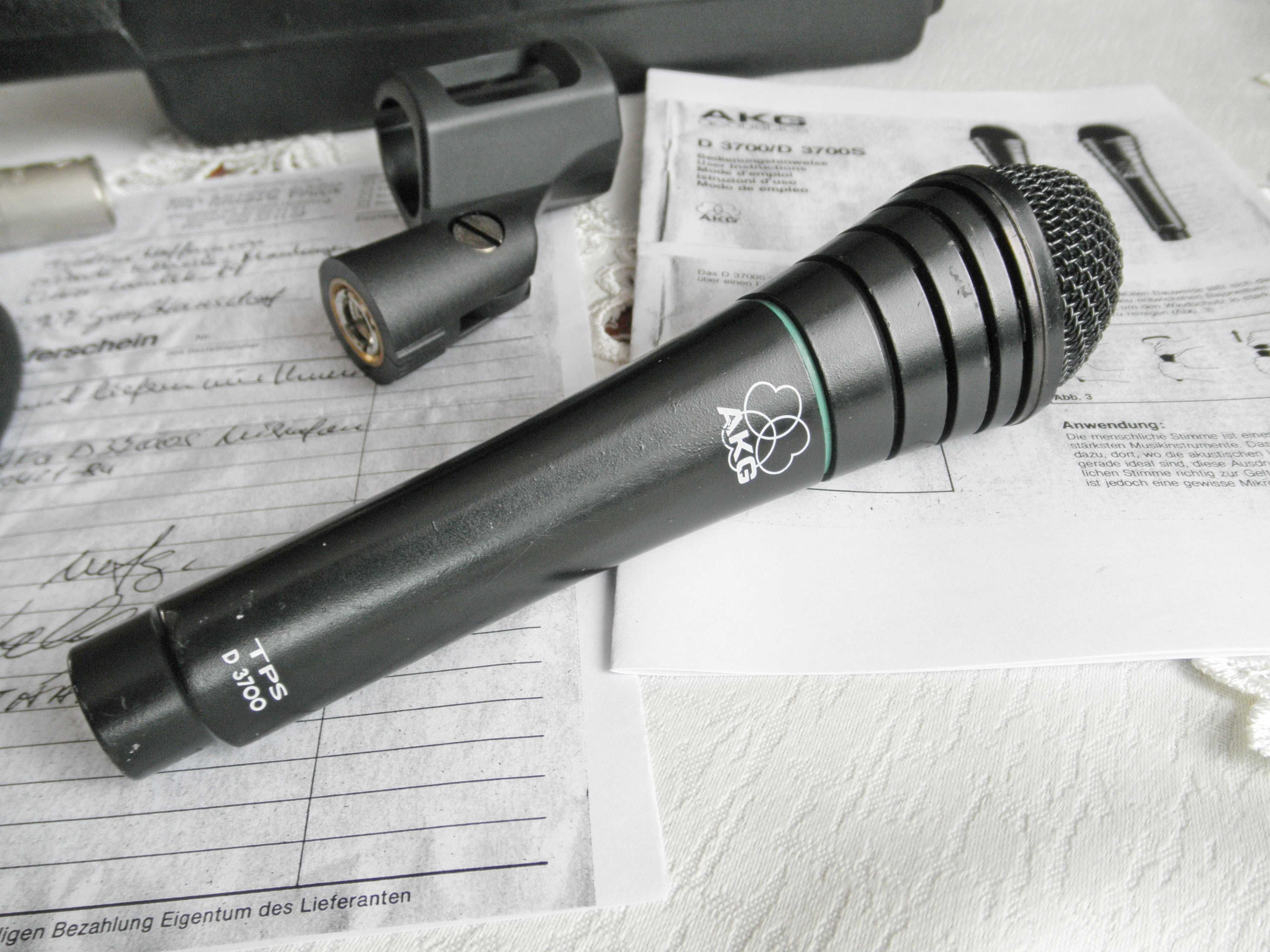 Mikrofon AKG D 3700. Dynamiczny , wokalowy .
