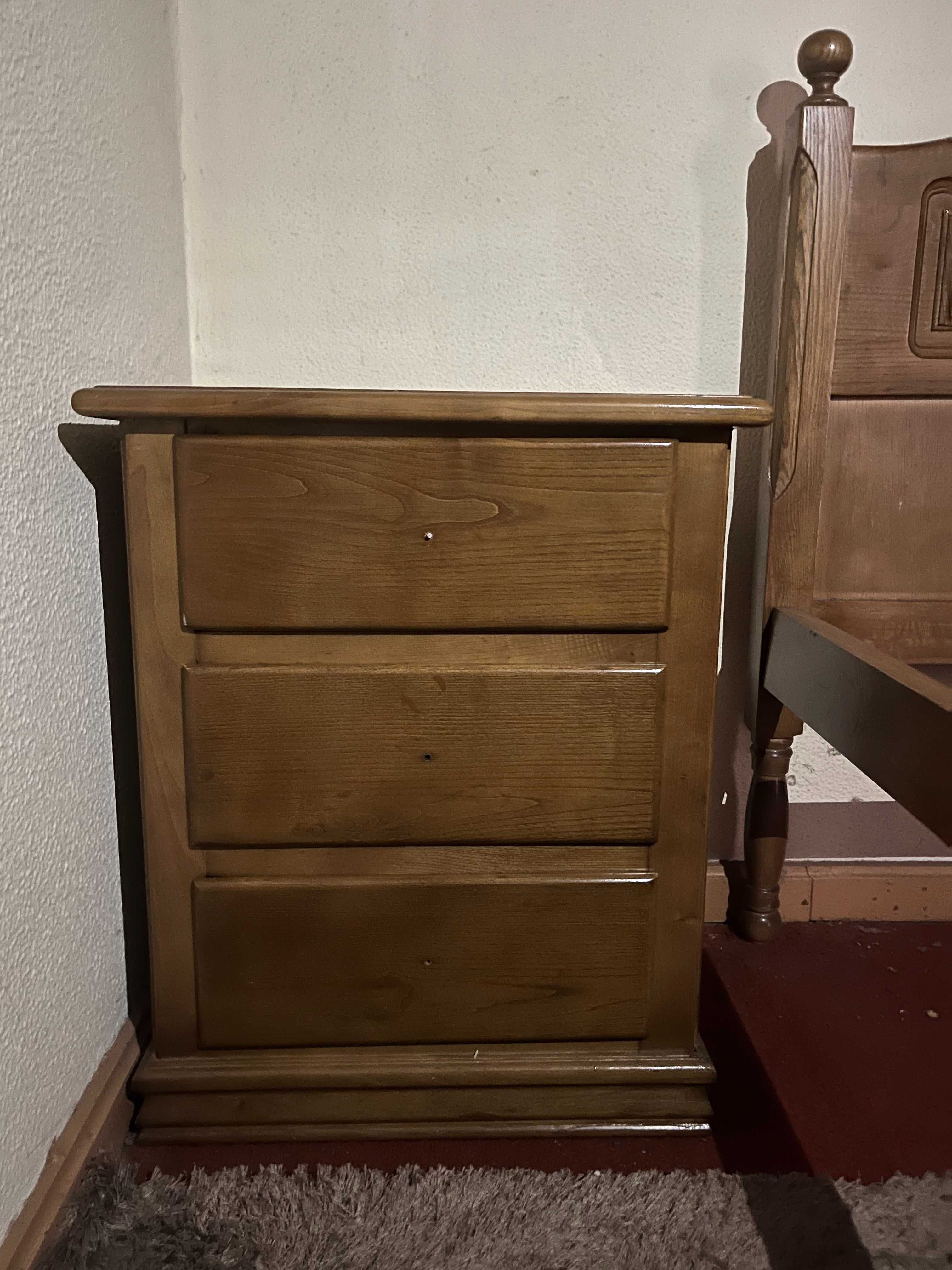 Cama e mesas de cabeceira em madeira