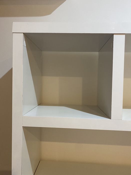 Estante branca com cubiculos