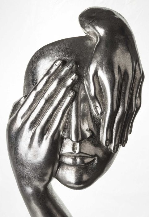 Srebrna figurka maska twarz zasłonięta dłońmi ozdoba na prezent 139219