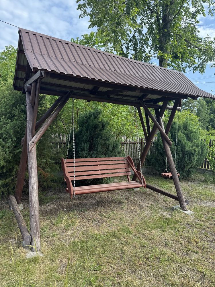 Drewniana huśtawka zadaszona