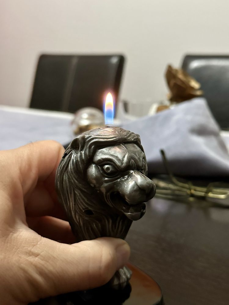 Isqueiro de formato Leao