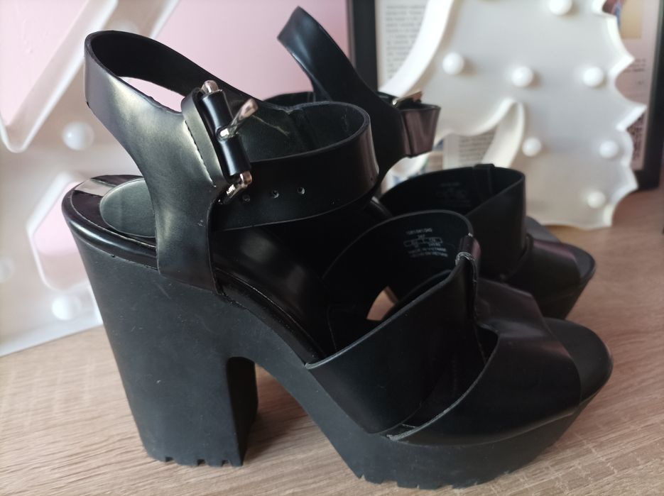 Stradivarius 37 sandały na koturnie