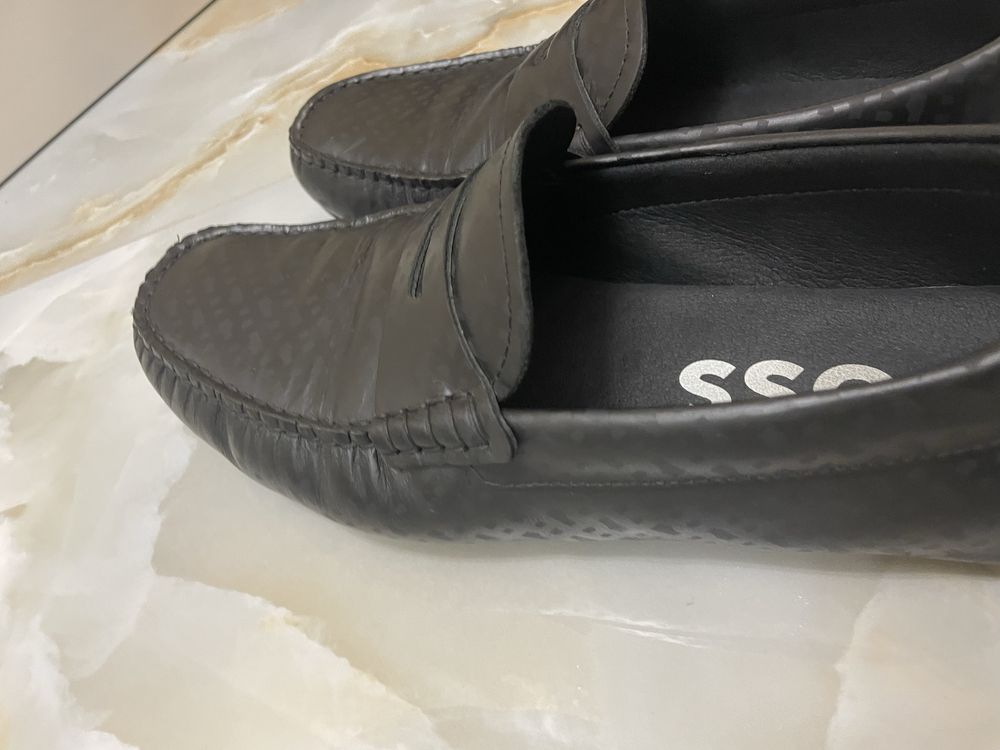 Продам Чоловічі мокасини Hugo Boss Модель чорного кольору із принтом
