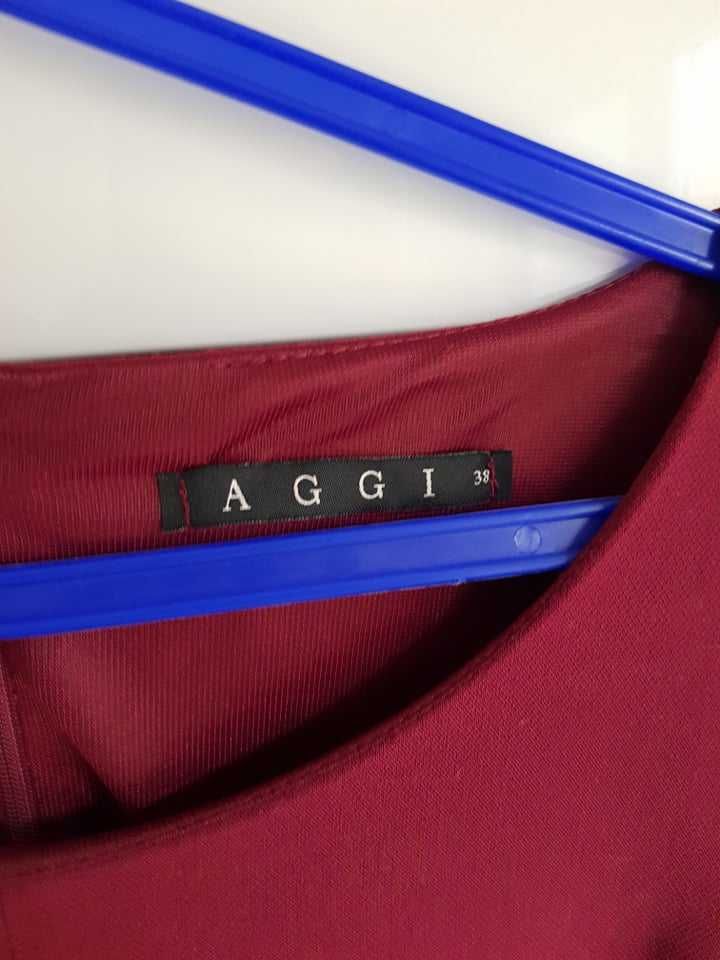 Bordowa sukienka firmy AGGI