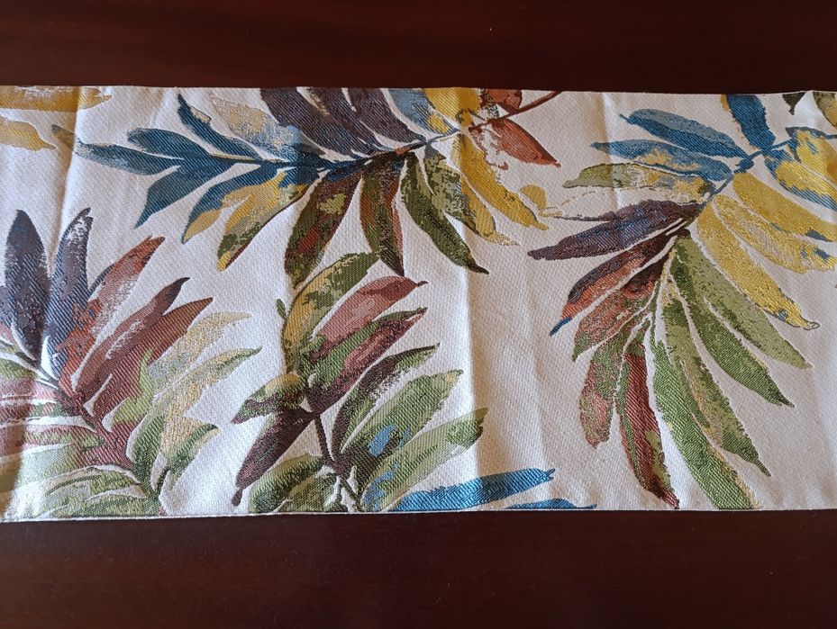 Runner com padrão de folhas