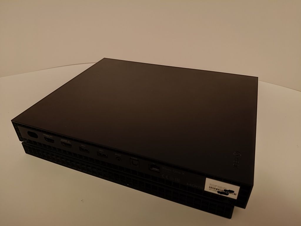 Xbox One X 1TB Pad + 2 Gry