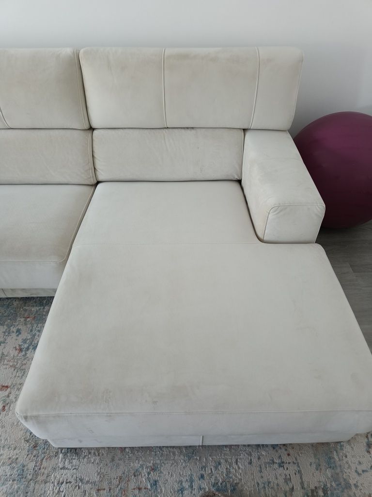 Sofá de veludo com chaise longue