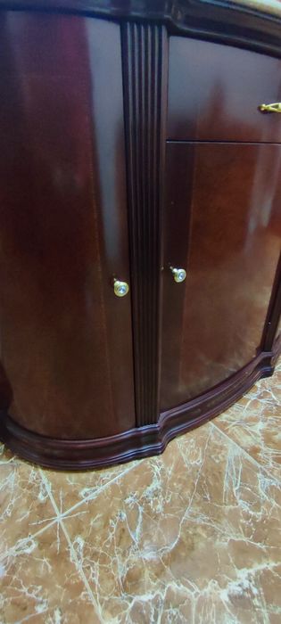 Aparador de entrada com espelho