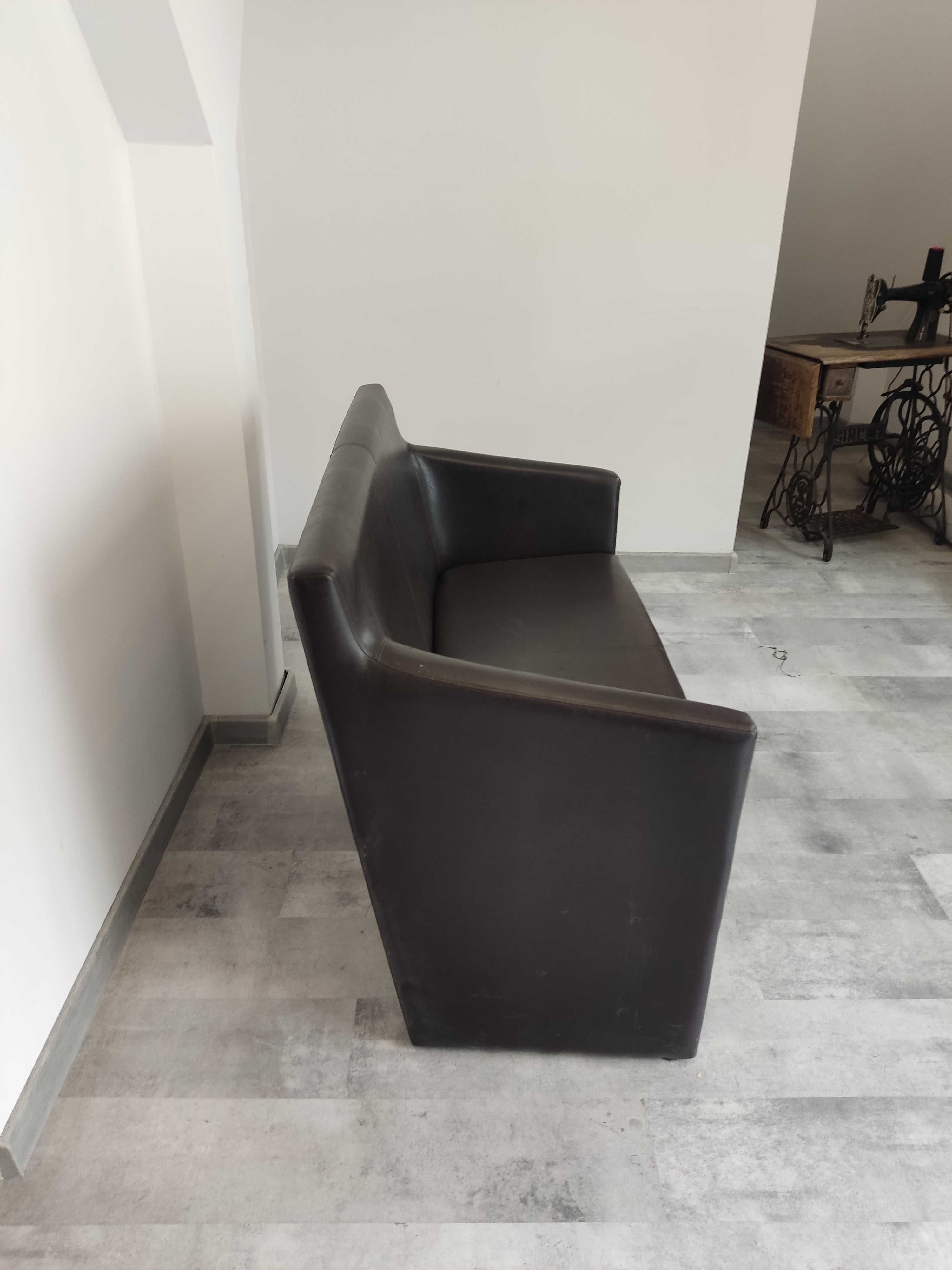 mala sofa dwuosobowa