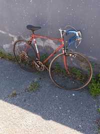 Bicicleta antiga de corrida para restauro