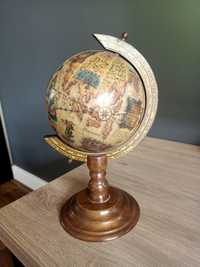 Stary drewniany antyczny globus, mapa, dekoracja vintage drewno
