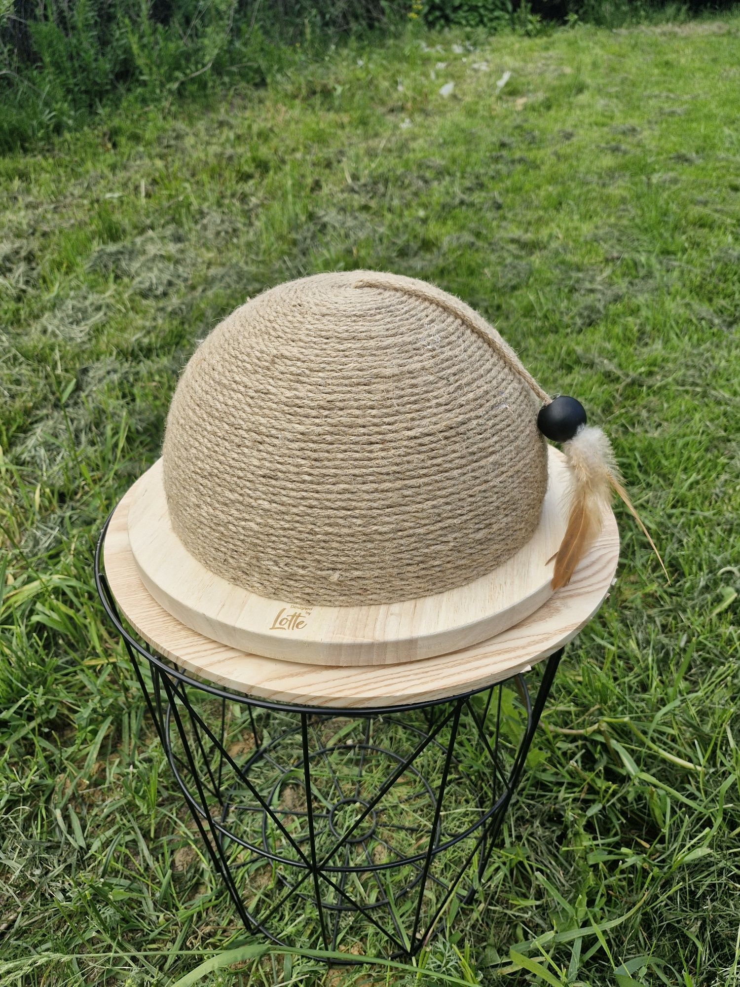 Designed by Lotte drewniana półkula do drapania Vivi