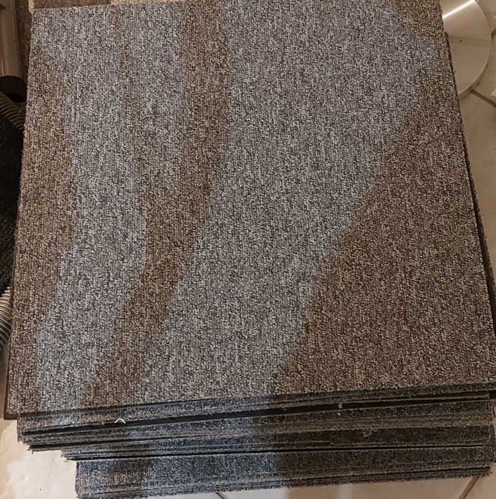 Wykładzina w kawałkach,  niezbędna ochrona parkietu na czas remontu