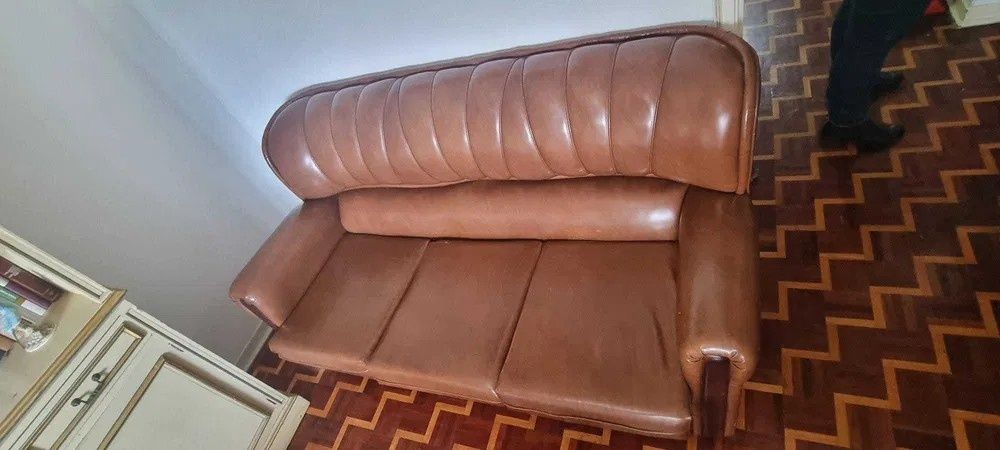Sofá cama em imitação de pele castanha em bom estado