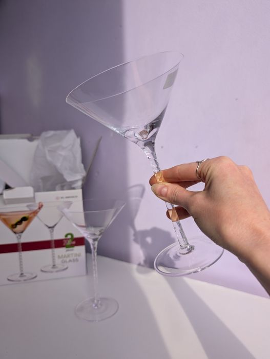 Нові  келихи для мартіні Wilmax 200 мл на тонкій довгій ніжці