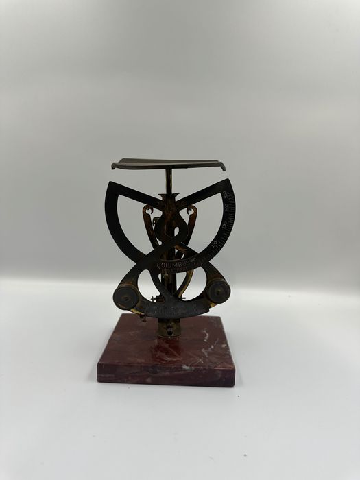 Stara waga na listy Columbus Bilateral z kamienną podstawą