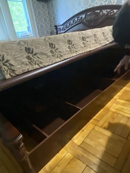 Ліжко з різьбленим узголівʼям