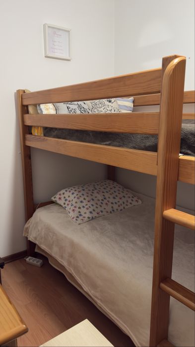 Beliche de madeira com duas camas