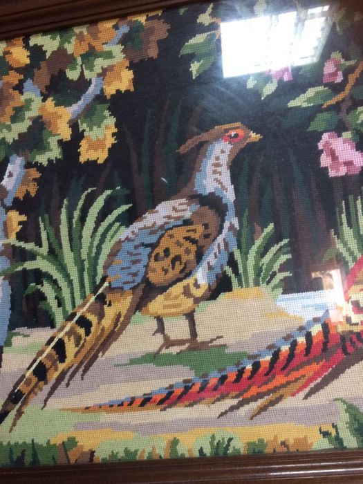 Quadro /tapecaria em meio ponto com motivos de aves.