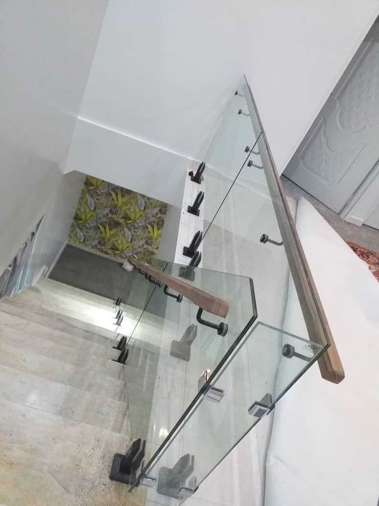 Balustrada szklana barierka balkonowa - system zacisków do podłogi