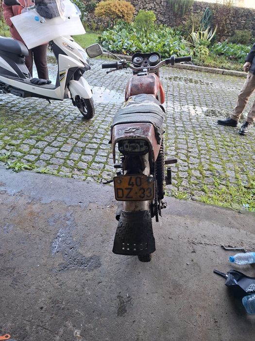 Vende-se mota com bom andamento