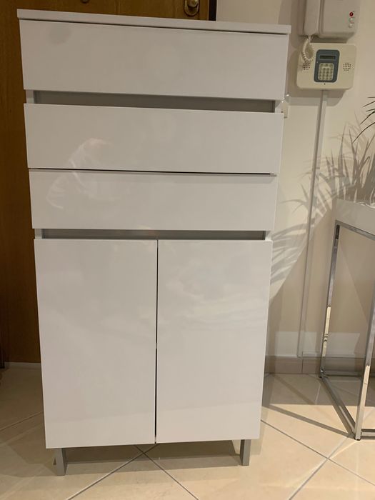 Móvel branco wc com portas