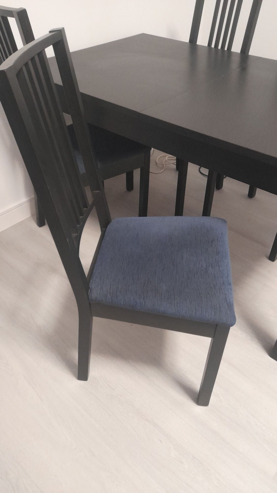 Mesa de sala preta e 4 cadeiras