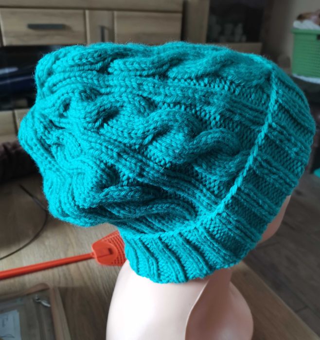 Czapka ręcznie robiona na drutach