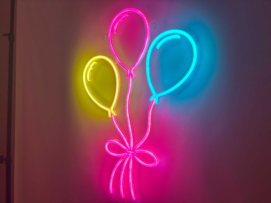 Неонова вивіска "Кульки 3шт рожева нитка" багатокольорова, 600*400 мм