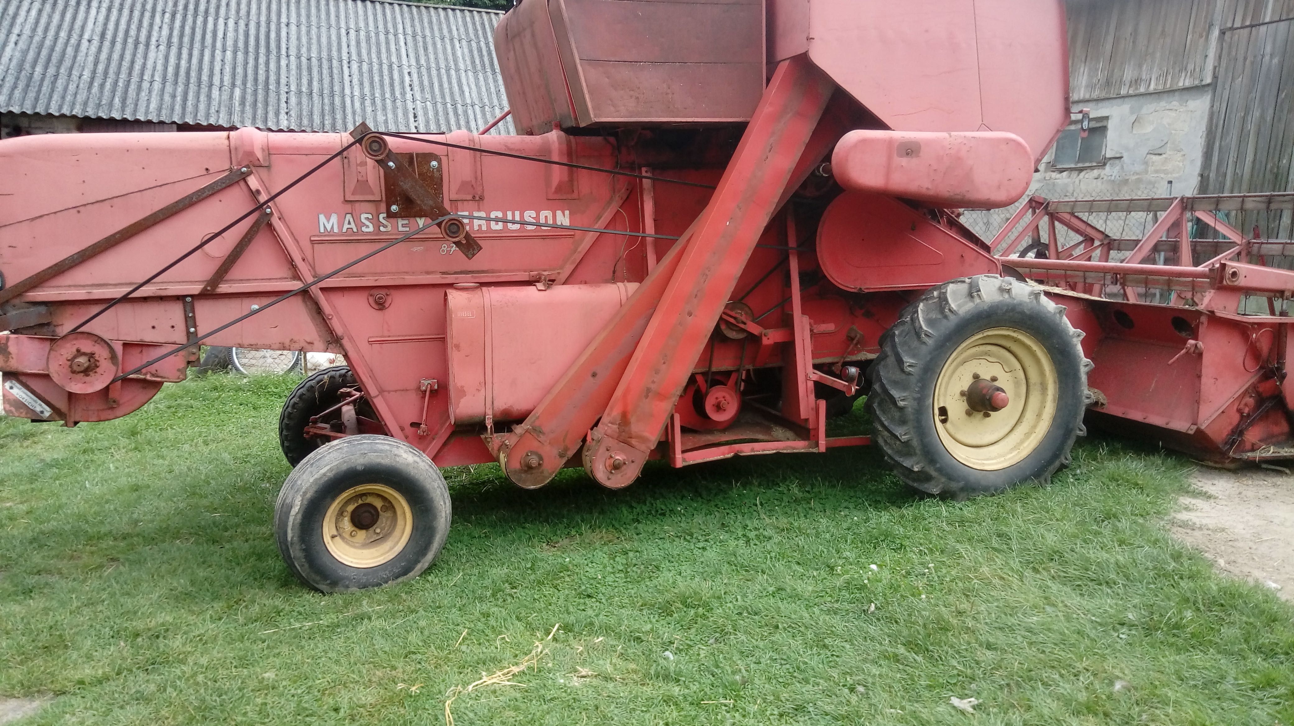 Kombajn Massey Ferguson z sieczkarnią