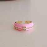 Anel rosa em esmalte e latão.