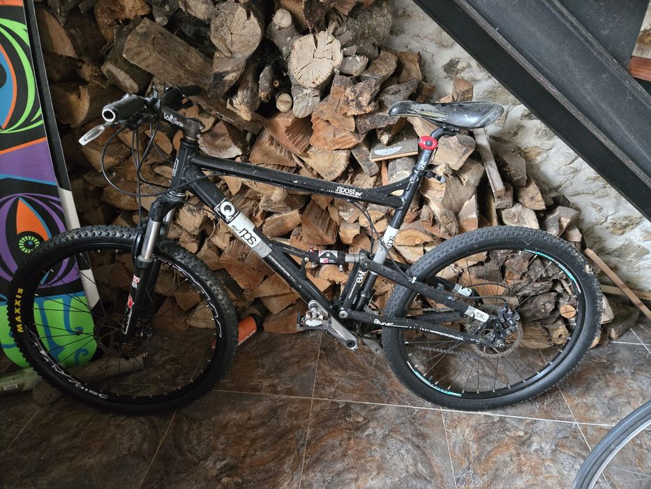 Bicicleta de montanha com suspensões frente e trás muito confortável