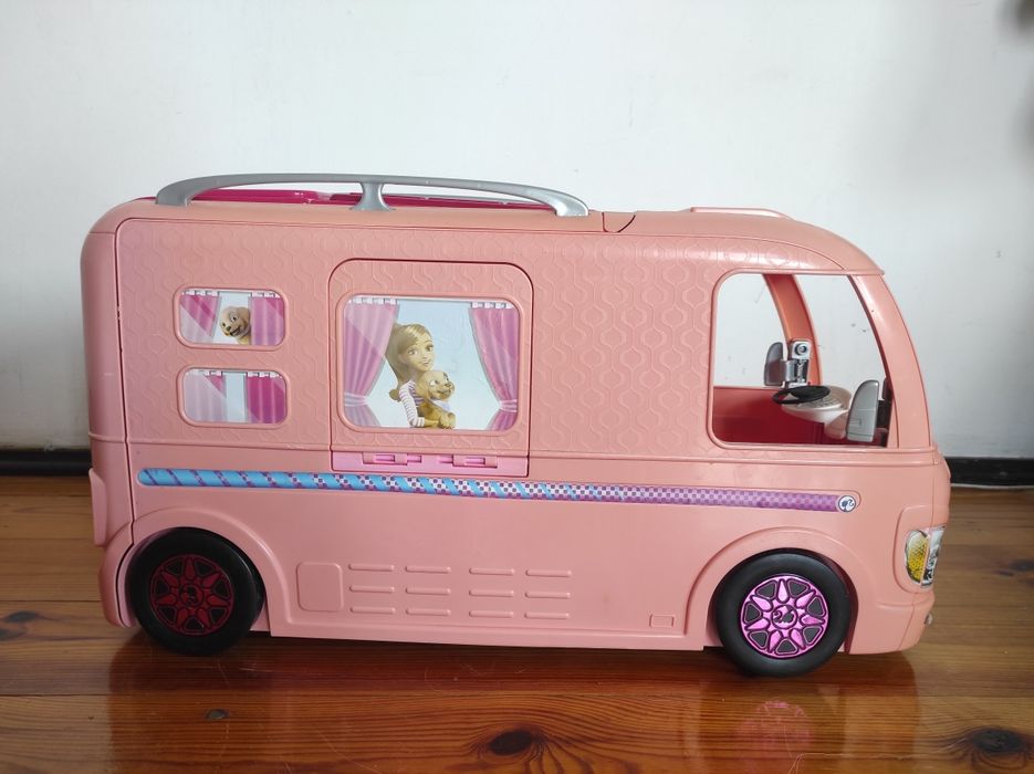 Kamper Barbie z basenem