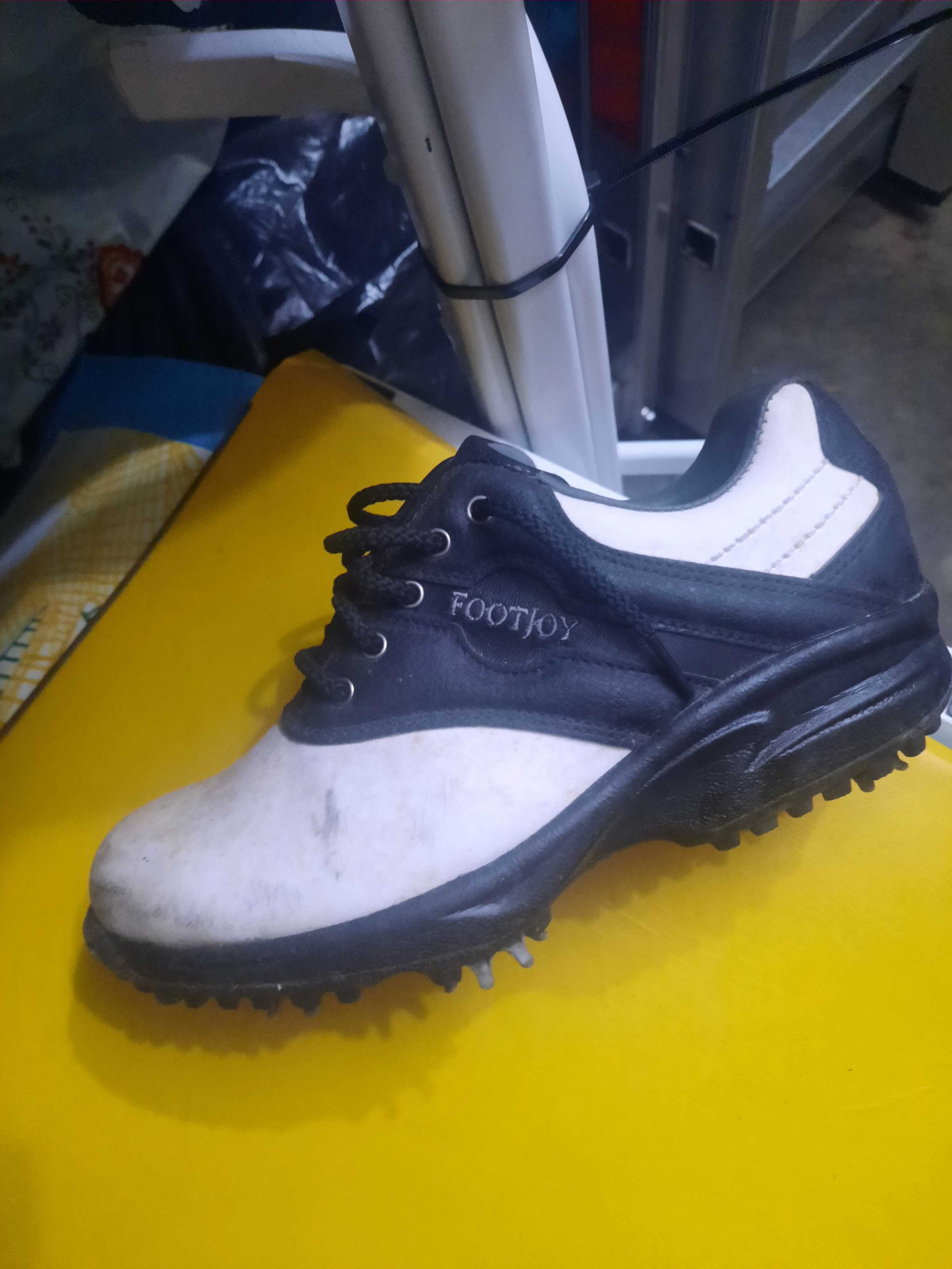 Sapatos de golfe criança medida 32,5 com pouco uso.