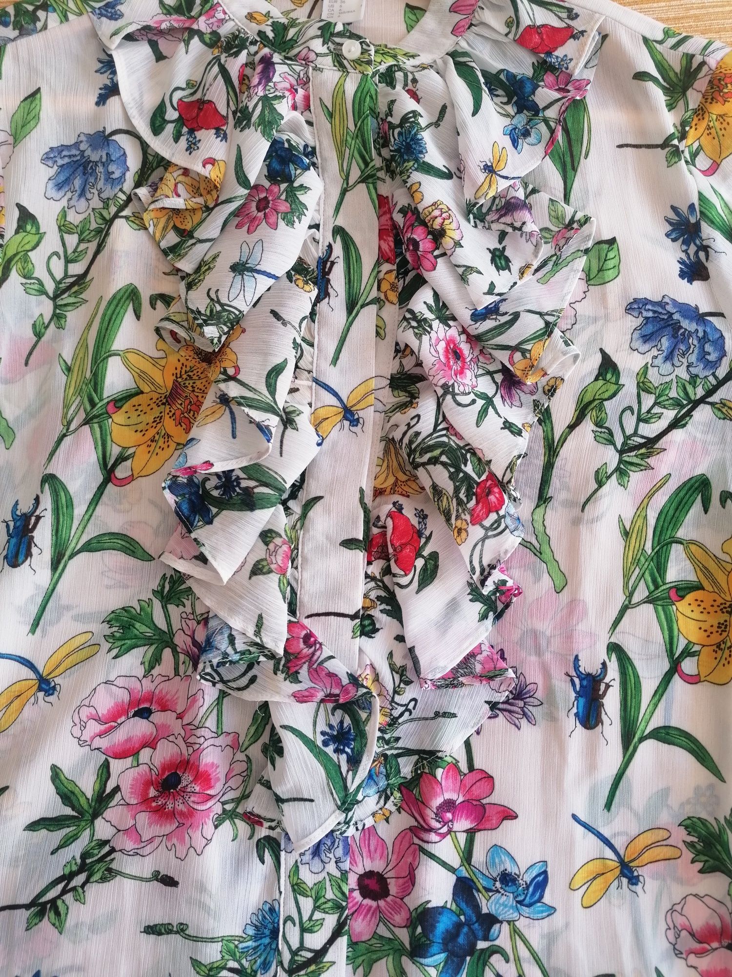 Camisa padrão floral com folhos