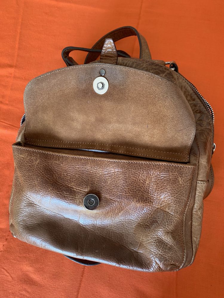 Mochila de pele castanha - Elenco