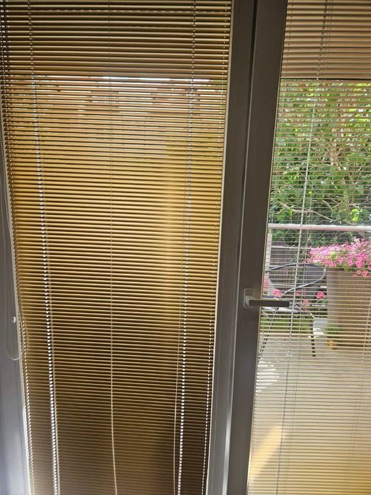 Żaluzje aluminiowe o szerokości lameli 2.5 cm w odcieniu zlotym