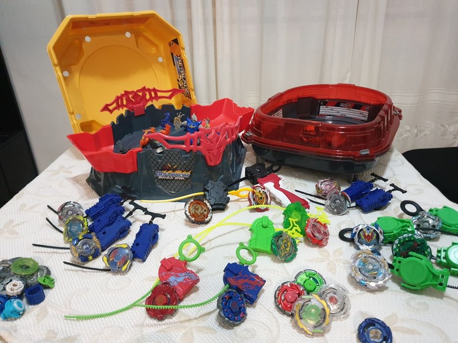 Conjunto de Beyblades, oferta das arenas.
