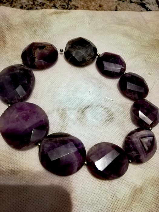 Piękny sznur ametystów
