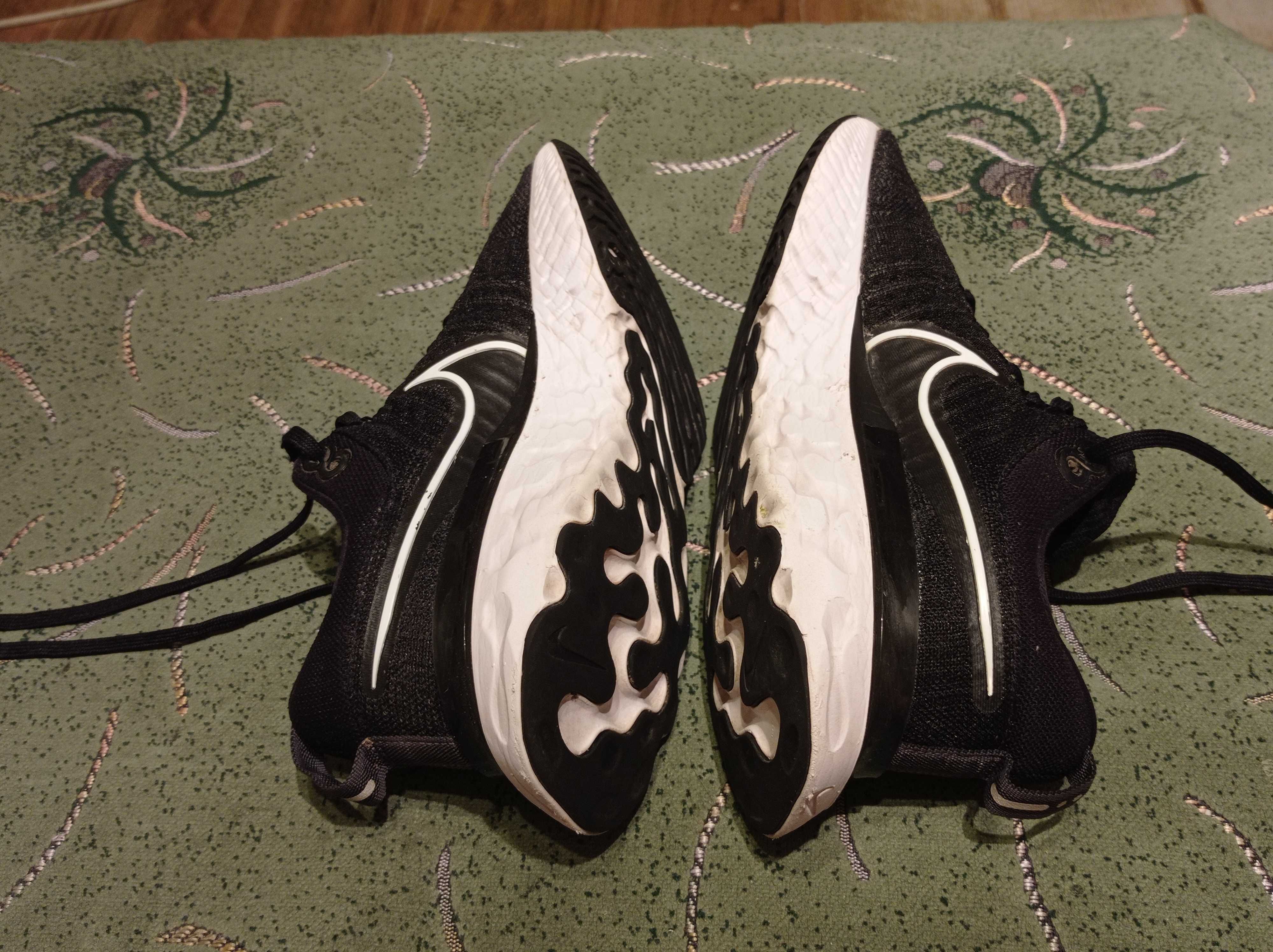 Кроссовки Nike React оригинал фирменные  размер-40,5 стелька- 26 см.